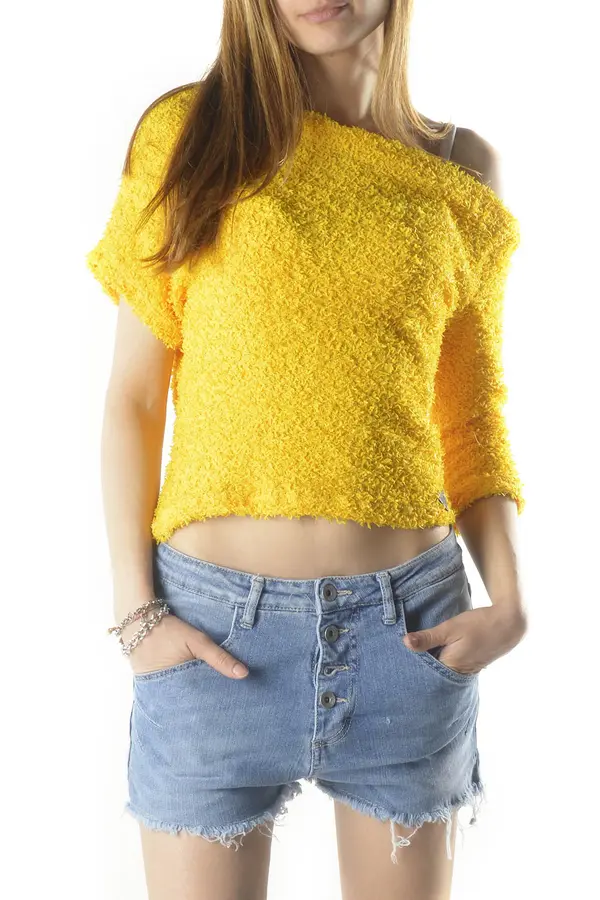 525 Rumen pulover in kavbojke