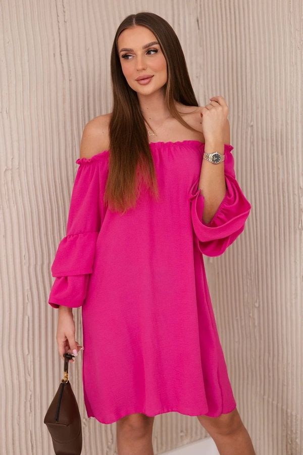 Kesi Spanish dress with fuchsia-colored ruffles on the sleeve