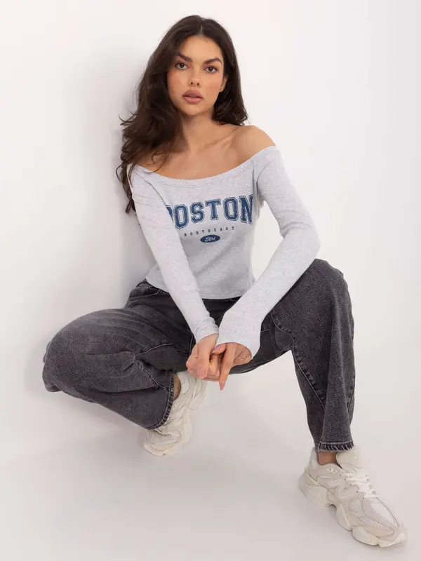 Factory Price Svetlo siva bluza z napisom Boston