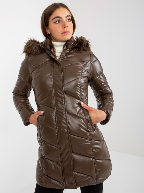 Fashionhunters Temno rjava lakirana zimska jakna s šivi