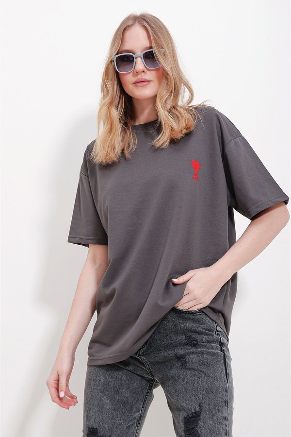 Trend Alaçatı Stili Trend Alaçatı Stili Women's Anthracite Crew Neck Heart A Embroidered Two Thread Oversize T-Shirt