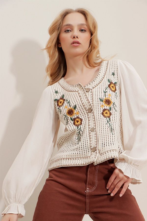 Trend Alaçatı Stili Trend Alaçatı Stili Women's Beige V-Neck Buttoned Up Crinkle Blouse with Flower Embroidery and Woven Sleeves