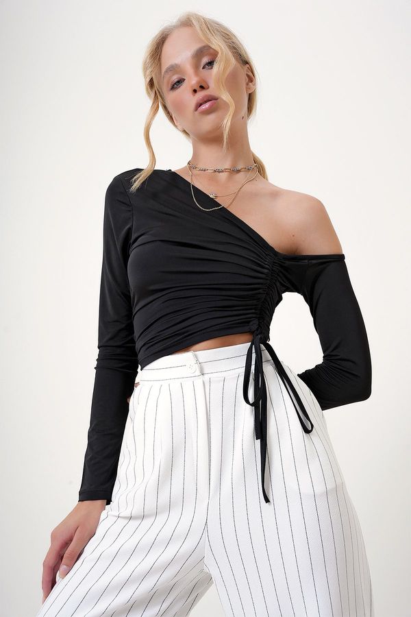 Trend Alaçatı Stili Trend Alaçatı Stili Women's Black Asymmetric Collar Shirred Sandy Crop Blouse