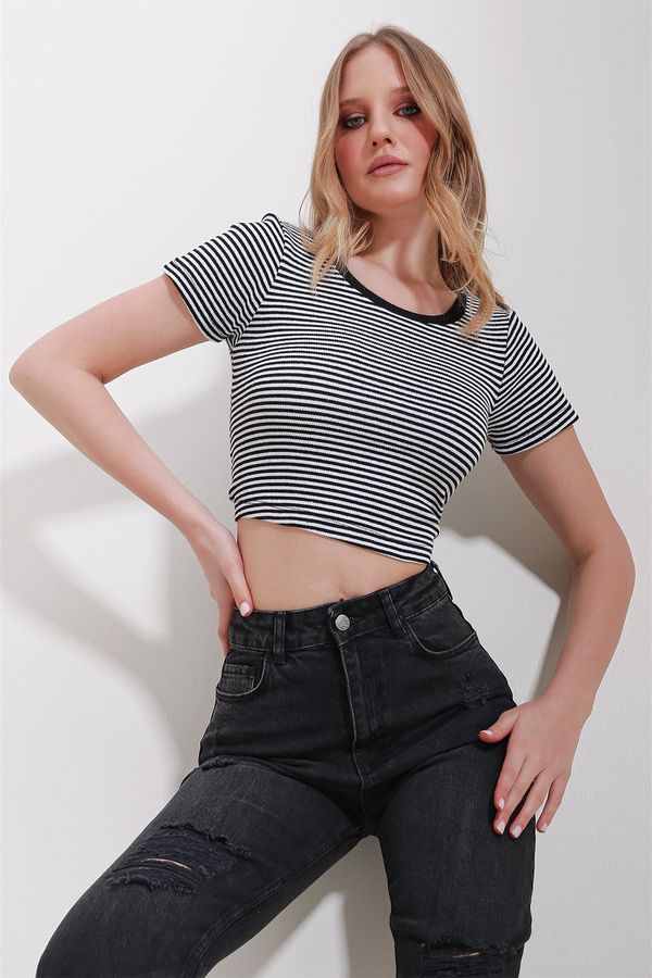 Trend Alaçatı Stili Trend Alaçatı Stili Women's Black Crew Neck Striped Crop Knitted Blouse