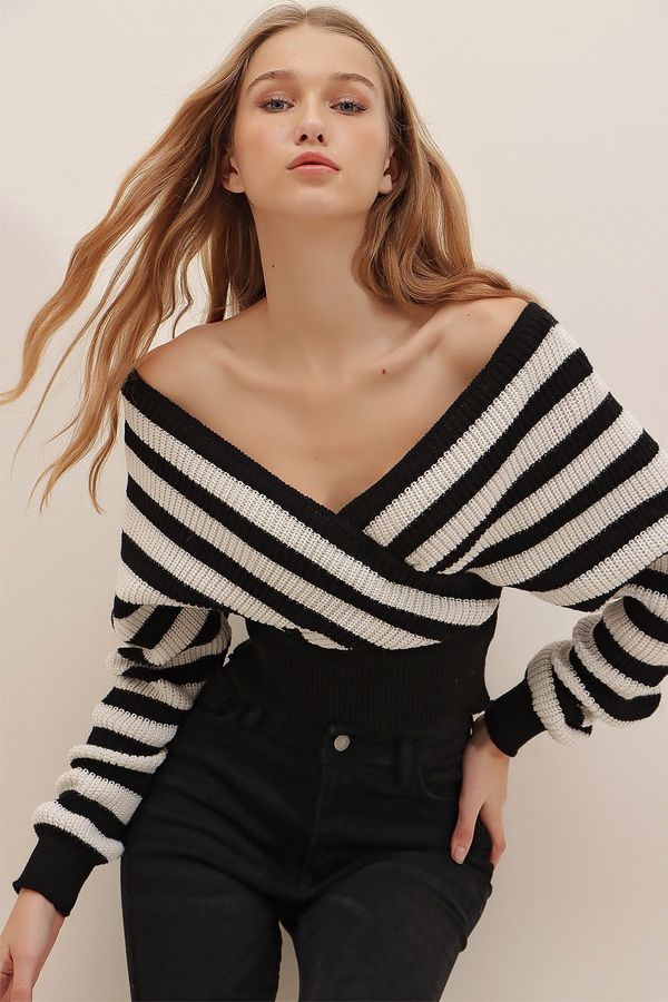 Trend Alaçatı Stili Trend Alaçatı Stili Women's Black Front Back And Double Breasted Crop Striped Knitwear Sweater