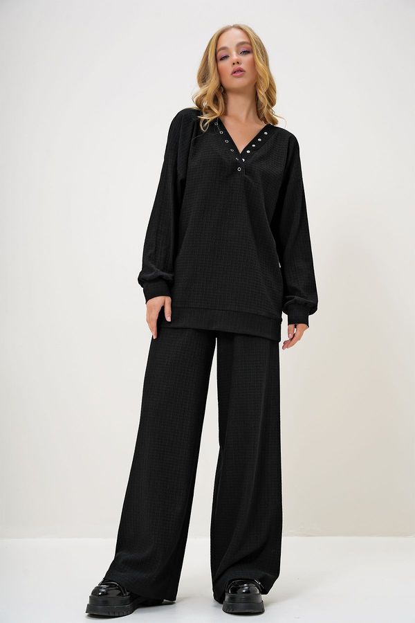 Trend Alaçatı Stili Trend Alaçatı Stili Women's Black V-Neck Snap Detailed Crepe Blouse and Wide Leg Trousers Set