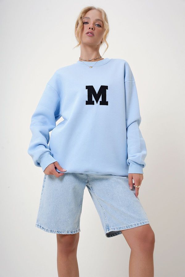 Trend Alaçatı Stili Trend Alaçatı Stili Women's Blue Crew Neck Embroidered Oversize Sweatshirt with Raised Inside