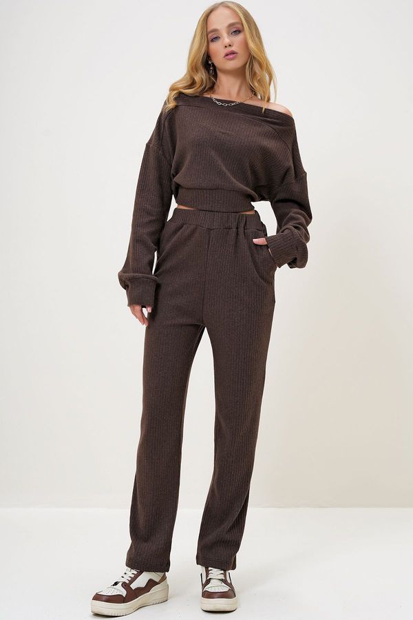 Trend Alaçatı Stili Trend Alaçatı Stili Women's Brown Fabric Madonna Collar Crop Sweat and Elastic Leg Trouser Set