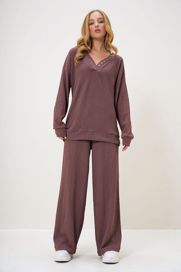 Trend Alaçatı Stili Trend Alaçatı Stili Women's Brown V-Neck Snap Detailed Crepe Blouse and Wide Leg Trousers Set