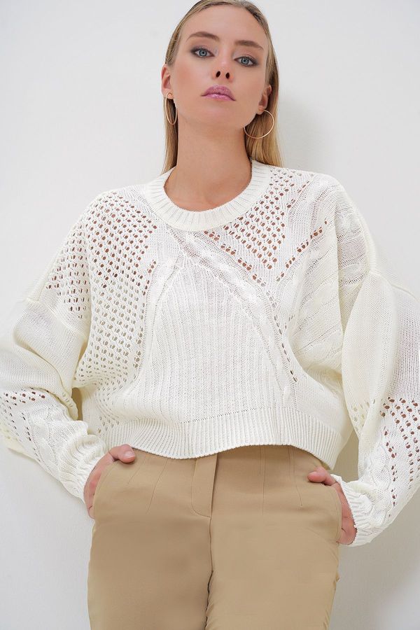 Trend Alaçatı Stili Trend Alaçatı Stili Women's Ecru Crew Neck Hair Knitting Patterned Hole Openwork Crop Sweater