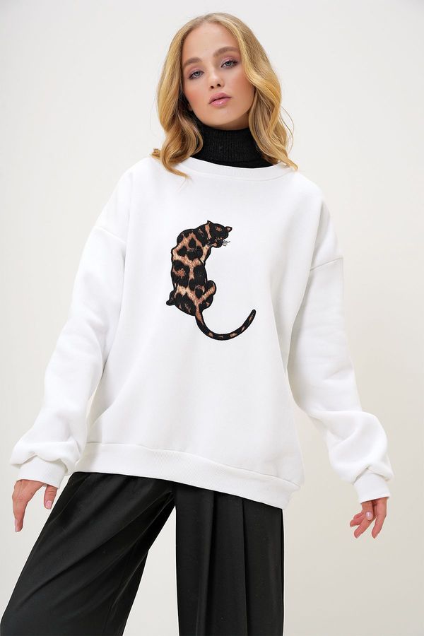 Trend Alaçatı Stili Trend Alaçatı Stili Women's Ecru Crew Neck Leopard Printed 3 Yarn Sweatshirt