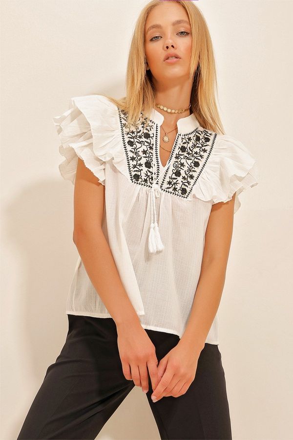 Trend Alaçatı Stili Trend Alaçatı Stili Women's Ecru Embroidered Woven Blouse with Ruffles on the Embroidered Sleeves