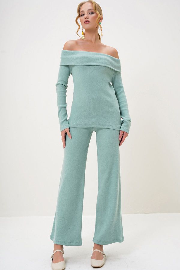 Trend Alaçatı Stili Trend Alaçatı Stili Women's Green Madonna Collar Camisole Blouse and Trouser Set