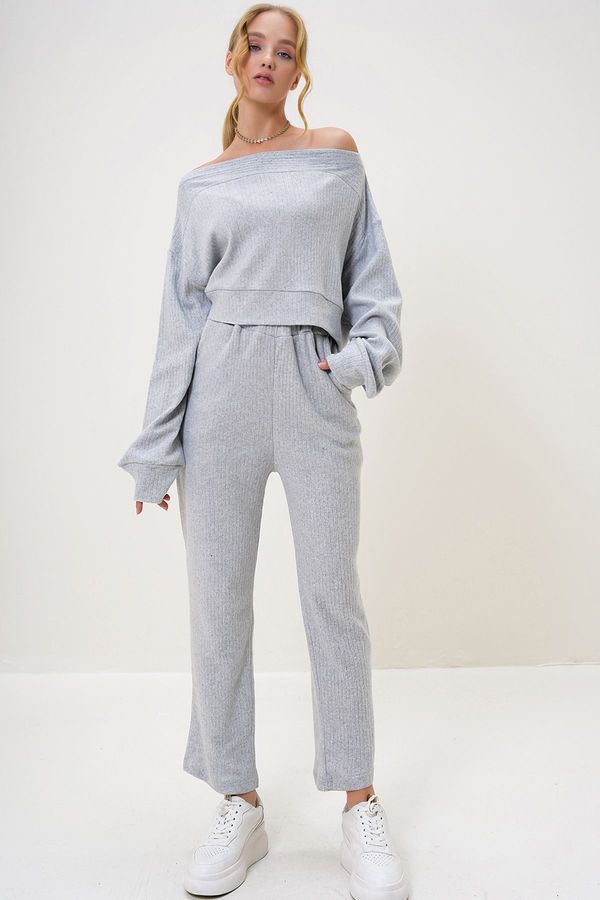 Trend Alaçatı Stili Trend Alaçatı Stili Women's Grey Melanie Interlock Fabric Madonna Collar Crop Sweat and Elastic Leg Trousers Set