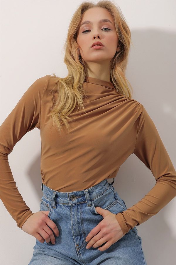 Trend Alaçatı Stili Trend Alaçatı Stili Women's Milk Brown Standing Collar Draped Shoulder Sandy Crop Blouse