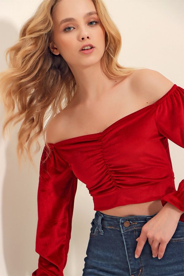 Trend Alaçatı Stili Trend Alaçatı Stili Women's Red Kiss Collar Front Gathered Velvet Crop Blouse