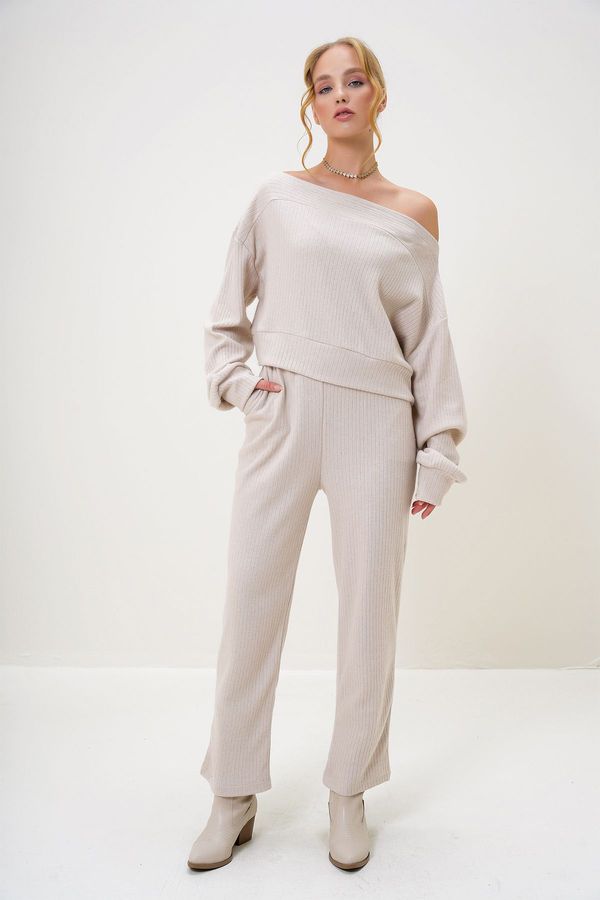 Trend Alaçatı Stili Trend Alaçatı Stili Women's Stone Interlock Fabric Madonna Collar Crop Sweat and Elastic Leg Trouser Set