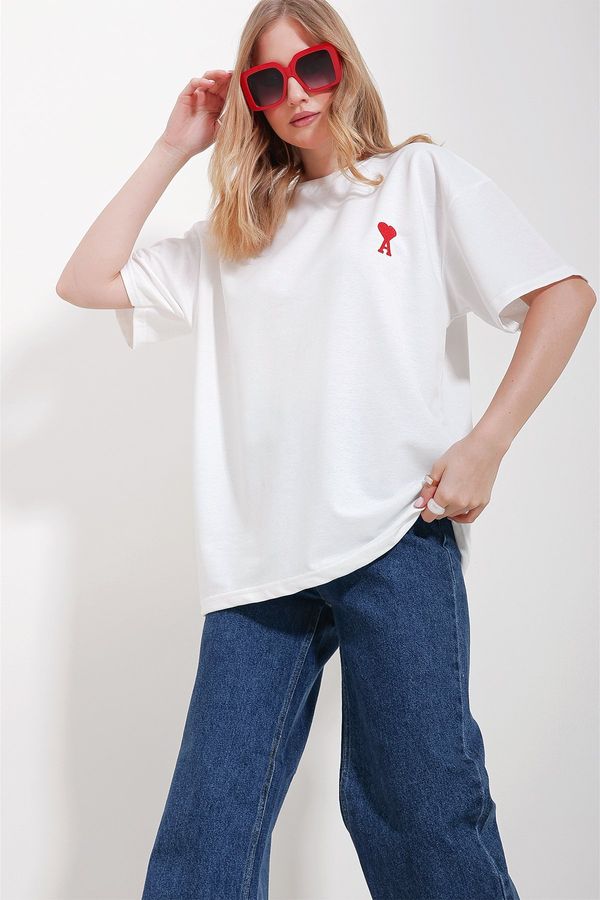 Trend Alaçatı Stili Trend Alaçatı Stili Women's White Crew Neck Heart A Embroidered Two Thread Oversize T-Shirt