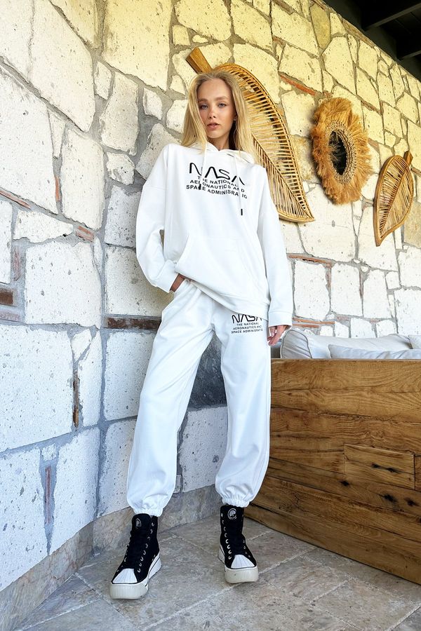 Trend Alaçatı Stili Trend Alaçatı Stili Women's White Hoodie, Kangaroo Pocket 3 Thread Printed Top and Bottom Set