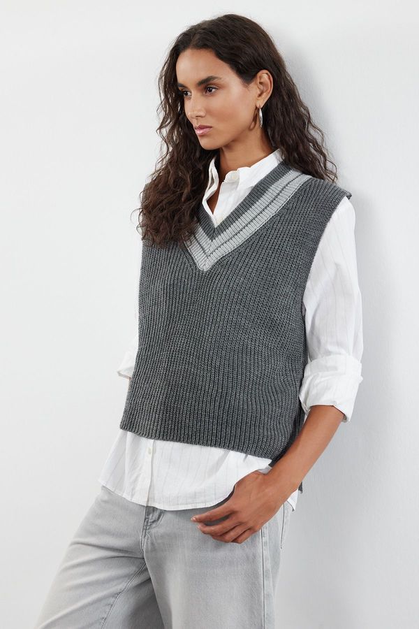 Trendyol Trendyol Anthracite Crop V-Neck Knitwear Sweater