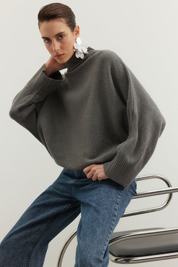 Trendyol Trendyol antracit mehak teksturiran široko prilegajoč pulover za pletenine