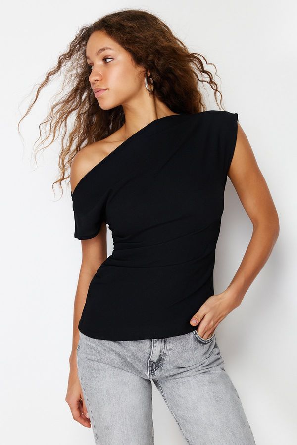 Trendyol Trendyol Black Boat Neck Fitted Woven Blouse