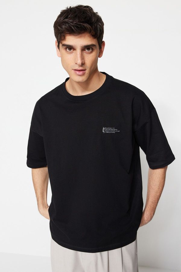 Trendyol Trendyol Black Moška prevelika 100% bombažna posadka vrat minimalistična majica z besedilnim tiskom.
