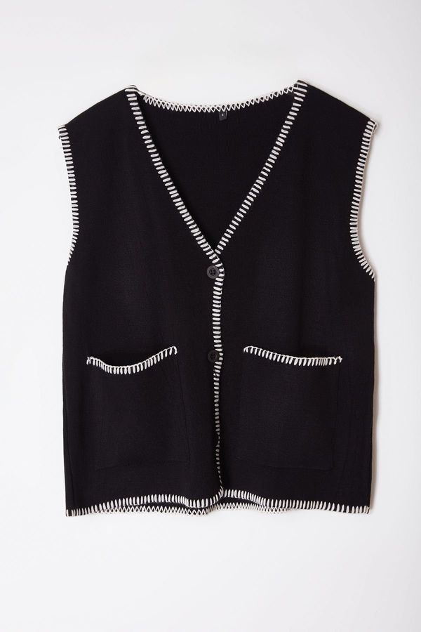 Trendyol Trendyol Black Regular V Neck Color Block Vest