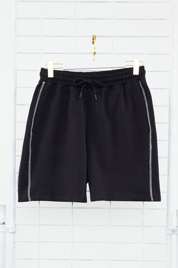 Trendyol Trendyol Black Regular/Normal Cut More Sustainable Contrast Stitch Detailed 100% Cotton Shorts
