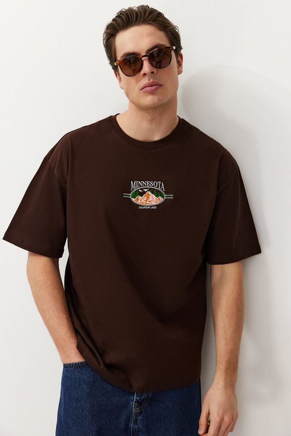 Trendyol Trendyol Brown Oversize/Wide Cut Landscape Embroidered 100% Cotton T-Shirt