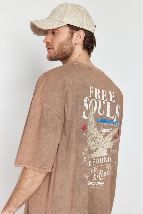 Trendyol Trendyol Brown Oversize/Wide Cut Pale Effect Eagle Printed 100% Cotton T-Shirt