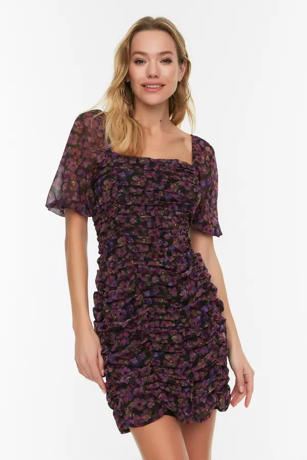 Trendyol Trendyol črna tkana podložena šifon Draped Detajl Cvetlični vzorec Mini tkana obleka