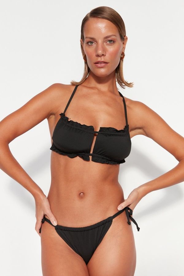 Trendyol Trendyol črni trakovi izrezani / okno Bikini vrh