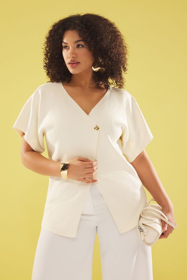 Trendyol Trendyol Curve Ecru Buttoned Asymmetric Closure Knitted Blouse