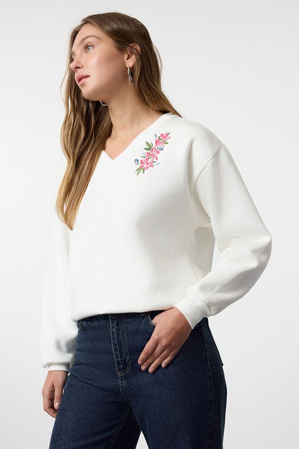 Trendyol Trendyol Ecru Floral Embroidered Regular Fit V-Neck Thick Inside Fleece Knitted Sweatshirt