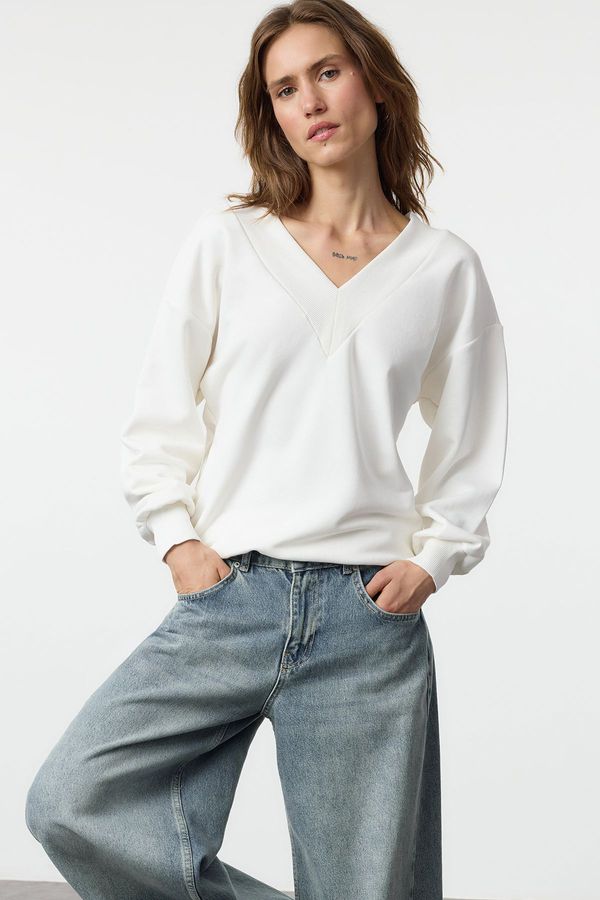 Trendyol Trendyol Ecru Oversize/Wide Fit Thick V-neck Knitted Sweatshirt