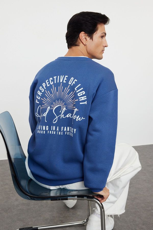 Trendyol Trendyol Indigo Oversize/Wide Cut Crew Neck Sweatshirt with Text Printed on the Back and Fleece Inside