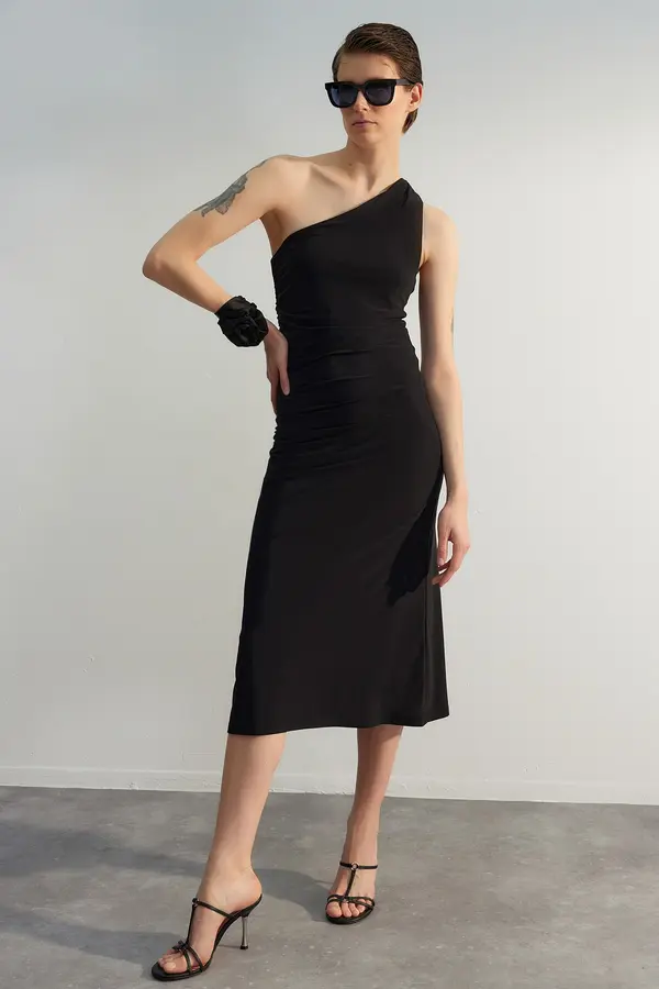 Trendyol Trendyol Limited Edition Black je opremljena z eno ramo Midi raztegljivo pleteno obleko