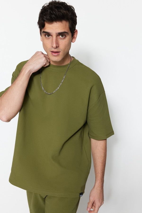 Trendyol Trendyol Limited Edition Khaki moški preveliki 100% bombaž z etiketo, teksturirana osnovna debela debela majica.