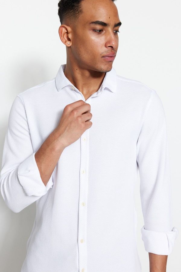 Trendyol Trendyol Men's White Slim Fit Knitted Shirt that can be easily ironed on.