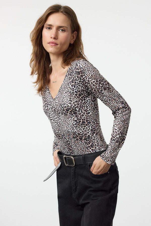 Trendyol Trendyol Multicolored Leopard Printed Fitted/Fits the Body V Neck Snap-Front Flexible Knit Bodysuit