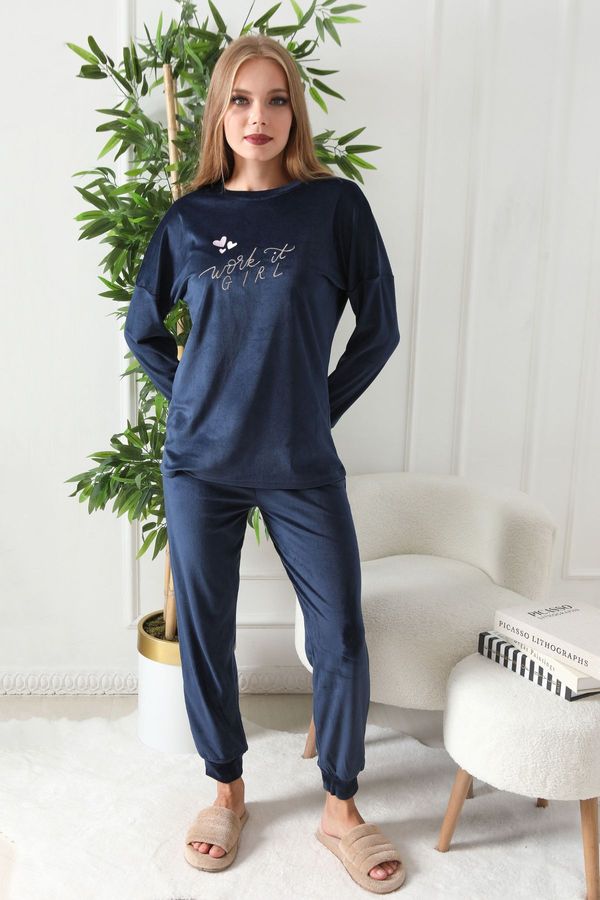 Trendyol Trendyol Navy Blue Heart and Slogan Embroidered Velvet Knitted Pajama Set