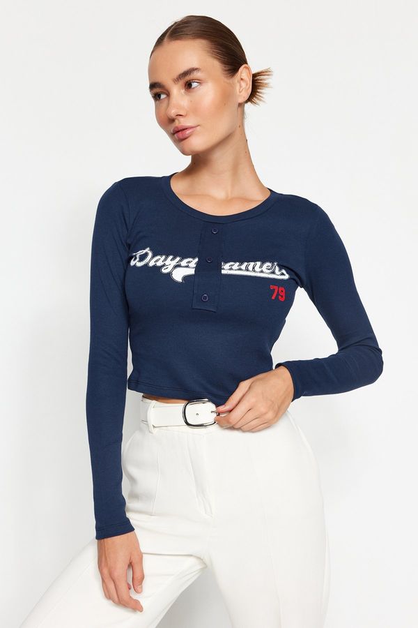 Trendyol Trendyol Navy Blue Motto Printed Fitted/Sleeping Stretchy Rib Crop Knitted Blouse