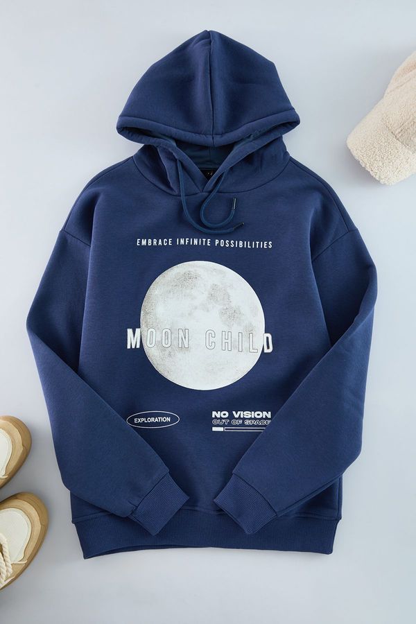 Trendyol Trendyol Navy Blue Oversize/Wide Cut Hooded Printed Sweatshirt with Fleece Inside