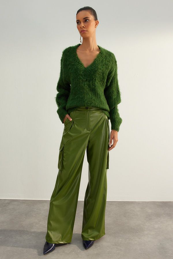 Trendyol Trendyol omejena izdaja zelenega mehkega teksturiranega puloverja za pletenine V-vratu