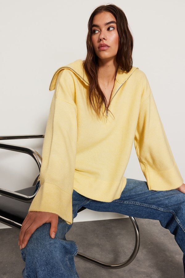 Trendyol Trendyol rumeno široko prilegajoč se mehko teksturiran osnovni pulover za pletenine