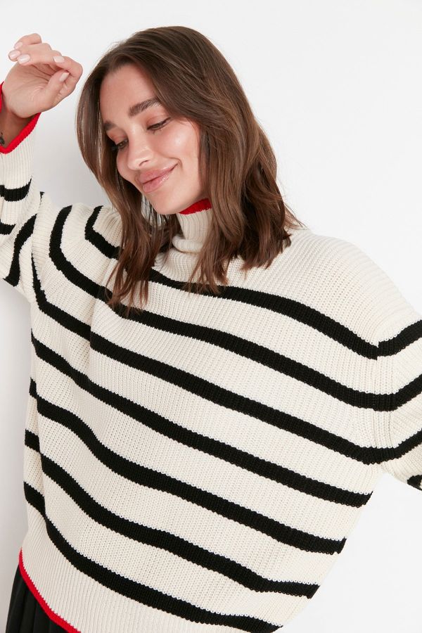Trendyol Trendyol široko prilegajoč se črtasti pleteninski pulover v Ecruju