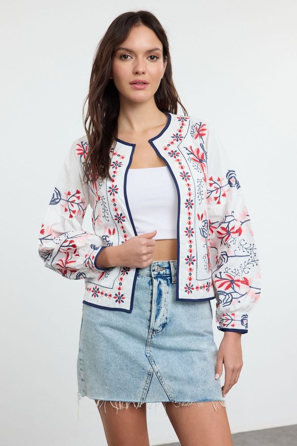 Trendyol Trendyol White Embroidered Crew Neck Crop Woven Jacket