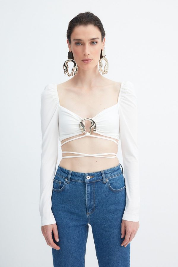 Trendyol Trendyol X Zeynep Tosun Ecru Blouse with Accessory Detail and Crop