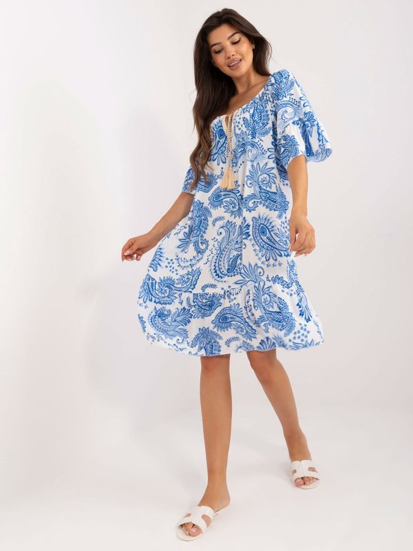 Fashionhunters White and navy blue summer dress with patterns